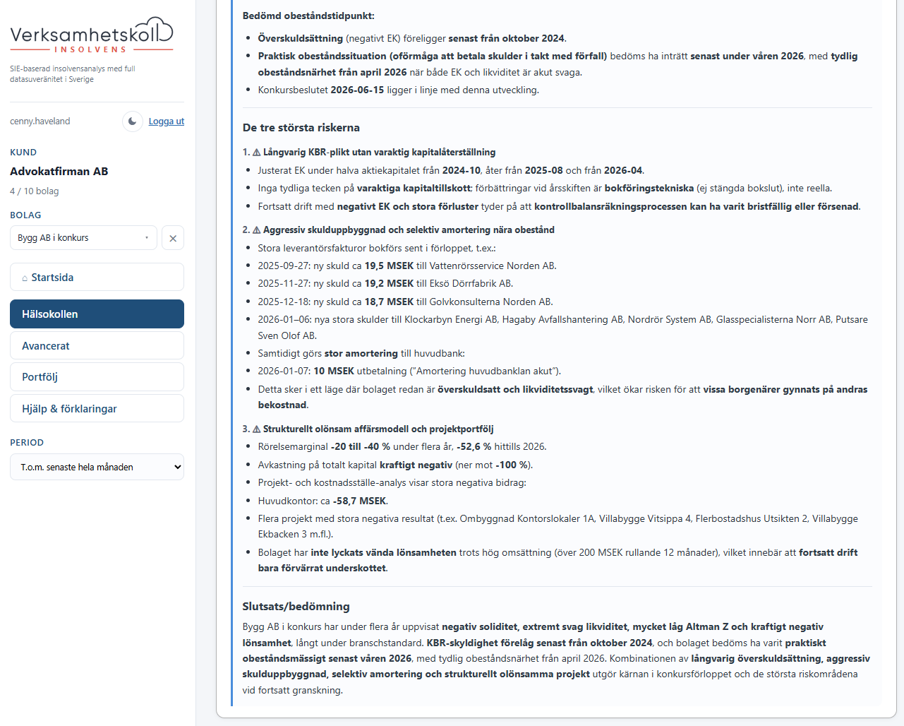 Utdrag ur AI-konkursanalysen för fiktiva Bygg AB i konkurs: bedömd obeståndstidpunkt som skiljer överskuldsättning från oktober 2024 från praktiskt betalningsobestånd våren 2026, samt de tre största riskerna – långvarig KBR-plikt, aggressiv skulduppbyggnad och selektiv amortering med daterade belopp per motpart, och strukturellt olönsam projektportfölj – med samlad slutsats